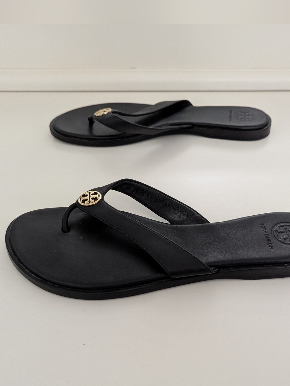 EUC! Tory Burch Benton Thong Sandal In Black Leather Size 9 - Picture 5 of 15